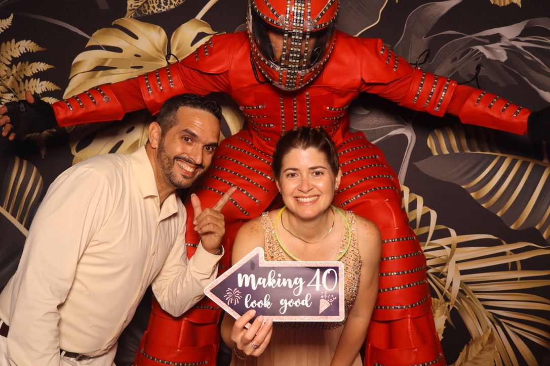Invités célébrant un 40e anniversaire au Photobooth Eleganza