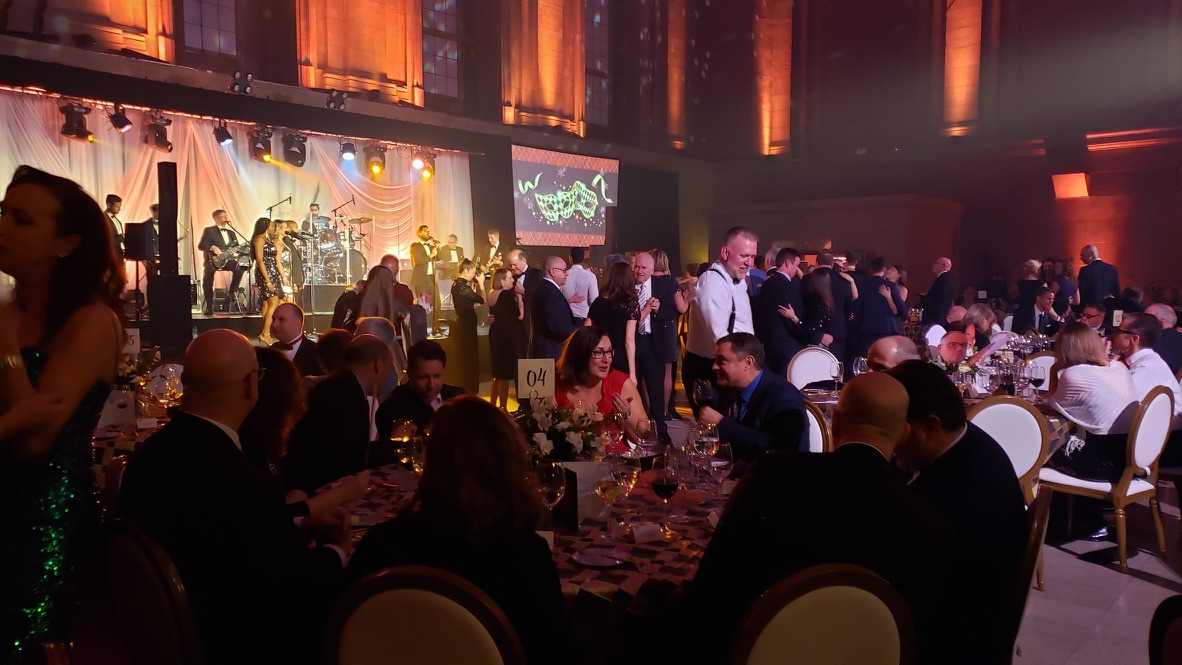 Gala corporatif avec invités, scène et éclairage
