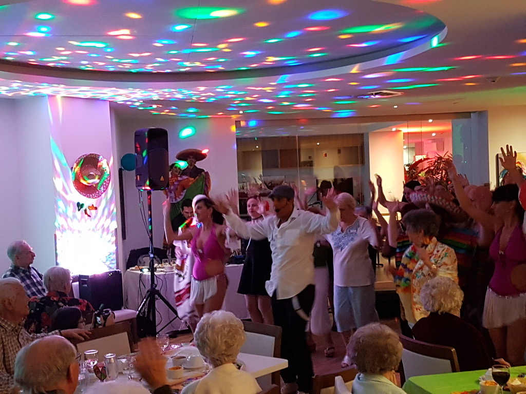 Danse de groupe sous un éclairage coloré lors d’une soirée privée