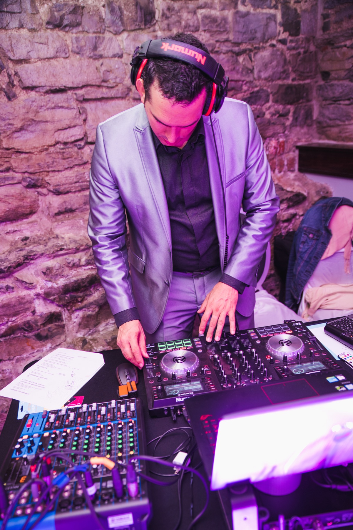 DJ Carlos aux commandes d’une disco mobile pendant une fête privée à Montréal