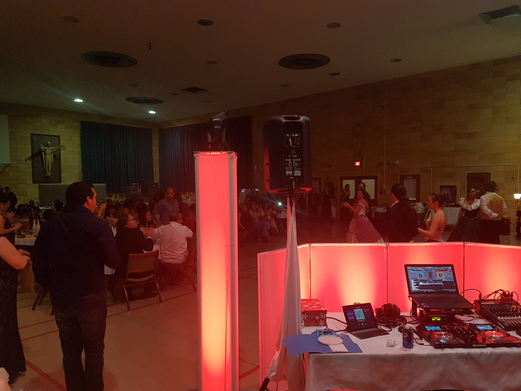 Régie disco mobile avec haut-parleurs et éclairage rouge dans une salle de réception