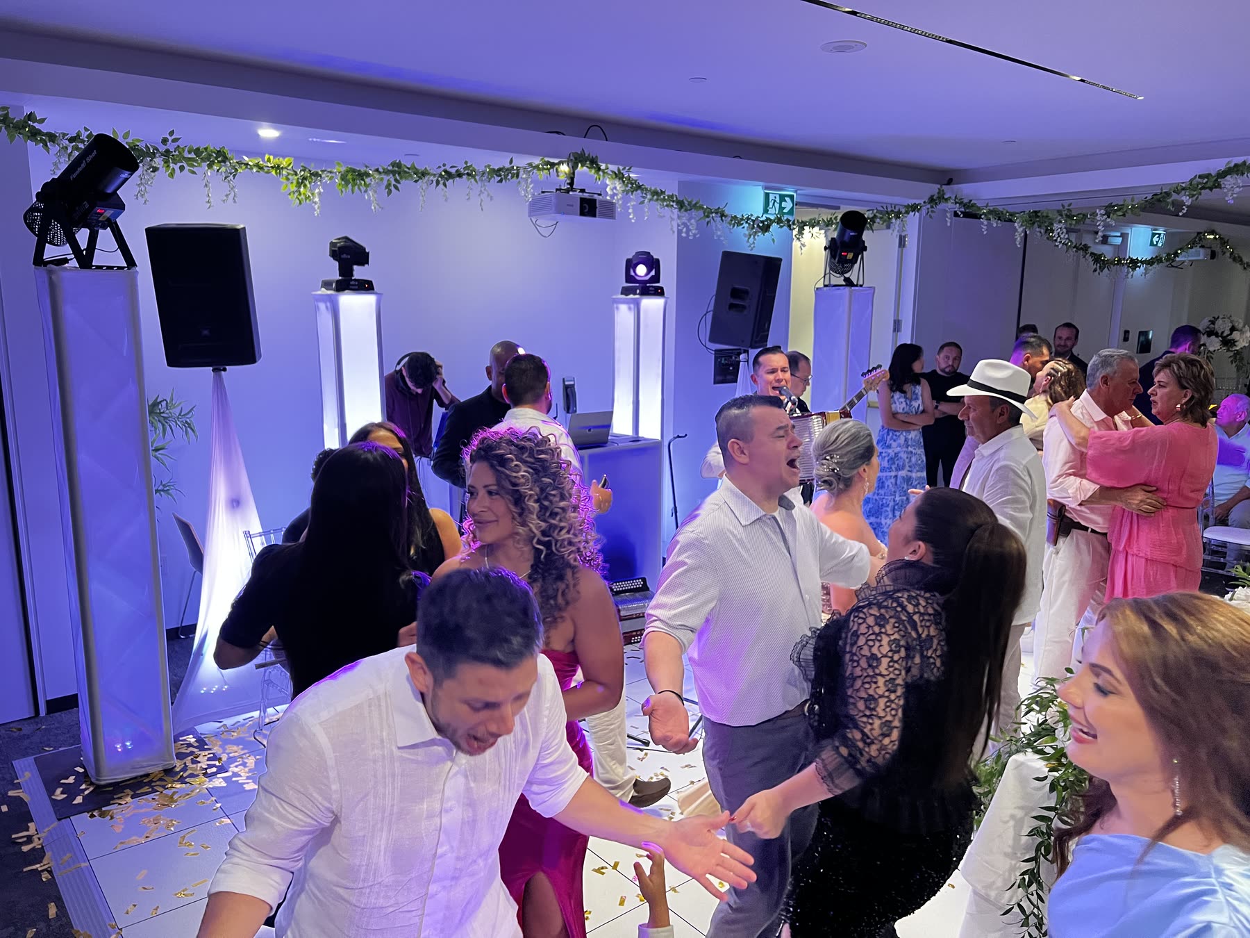 Invités dansant au son du vallenato pendant un mariage latino à Montréal