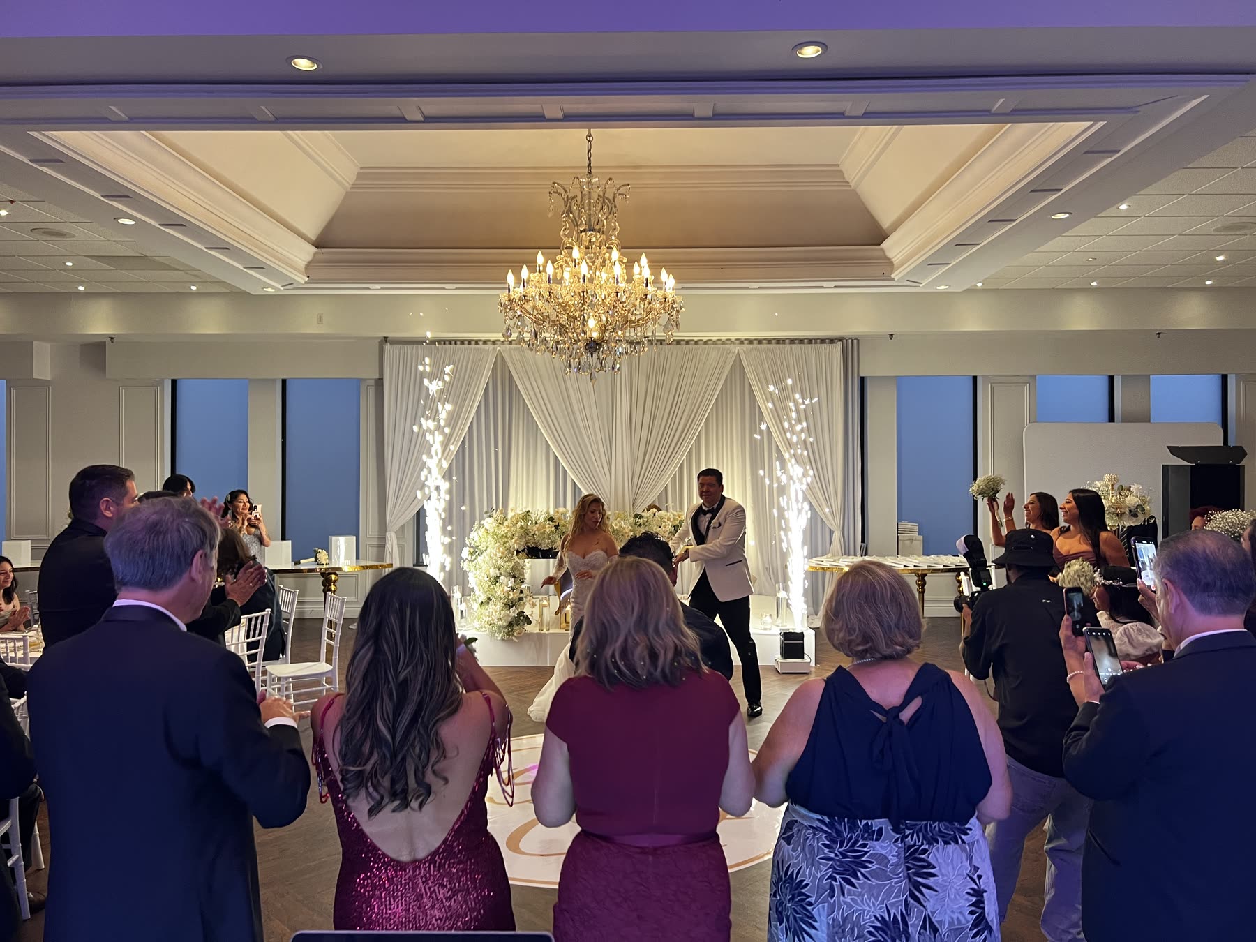 Première danse chorégraphiée d’un couple lors d’un mariage latino à Montréal avec étincelles froides