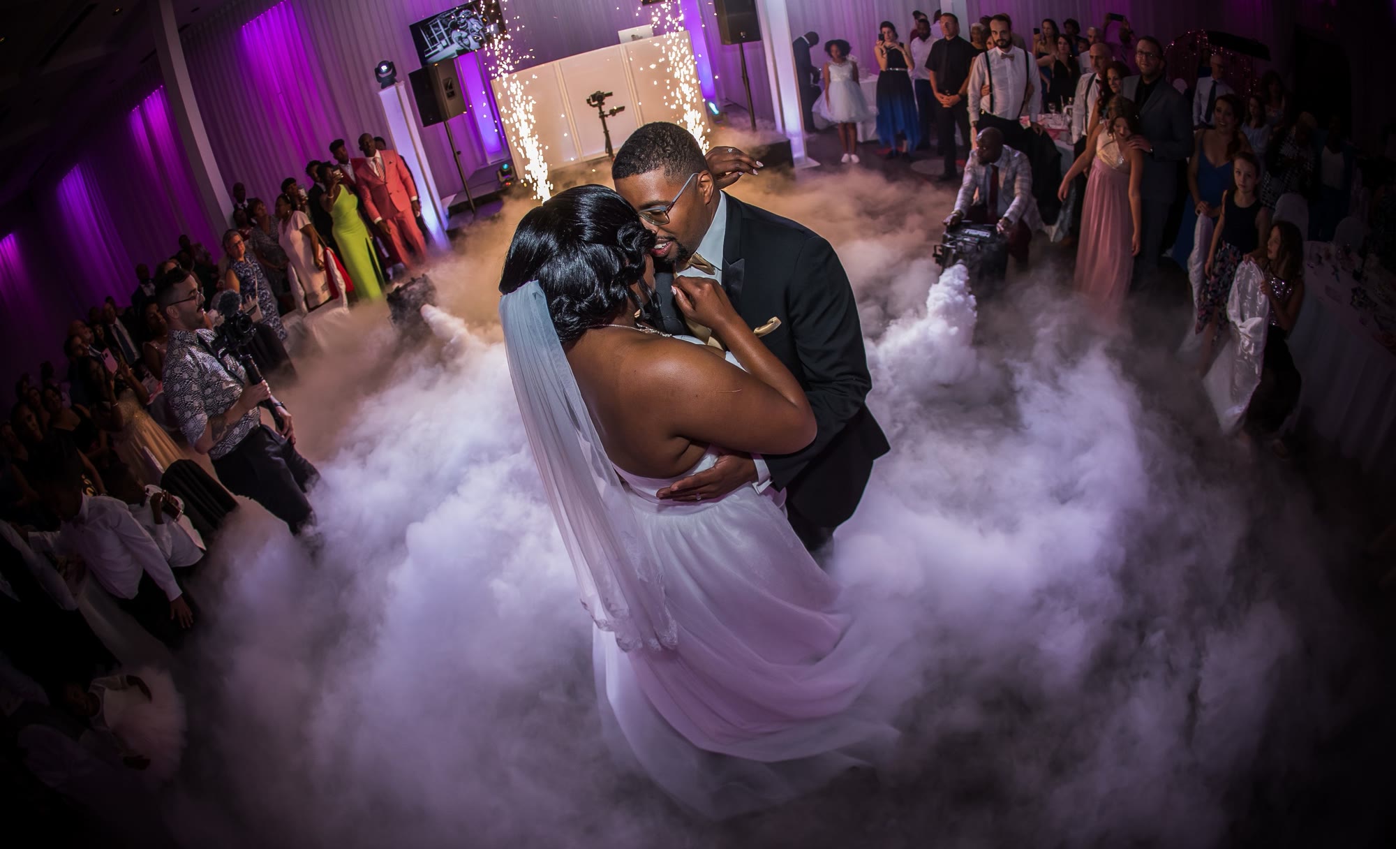 Première danse d’un mariage antillais avec nuages et étincelles froides