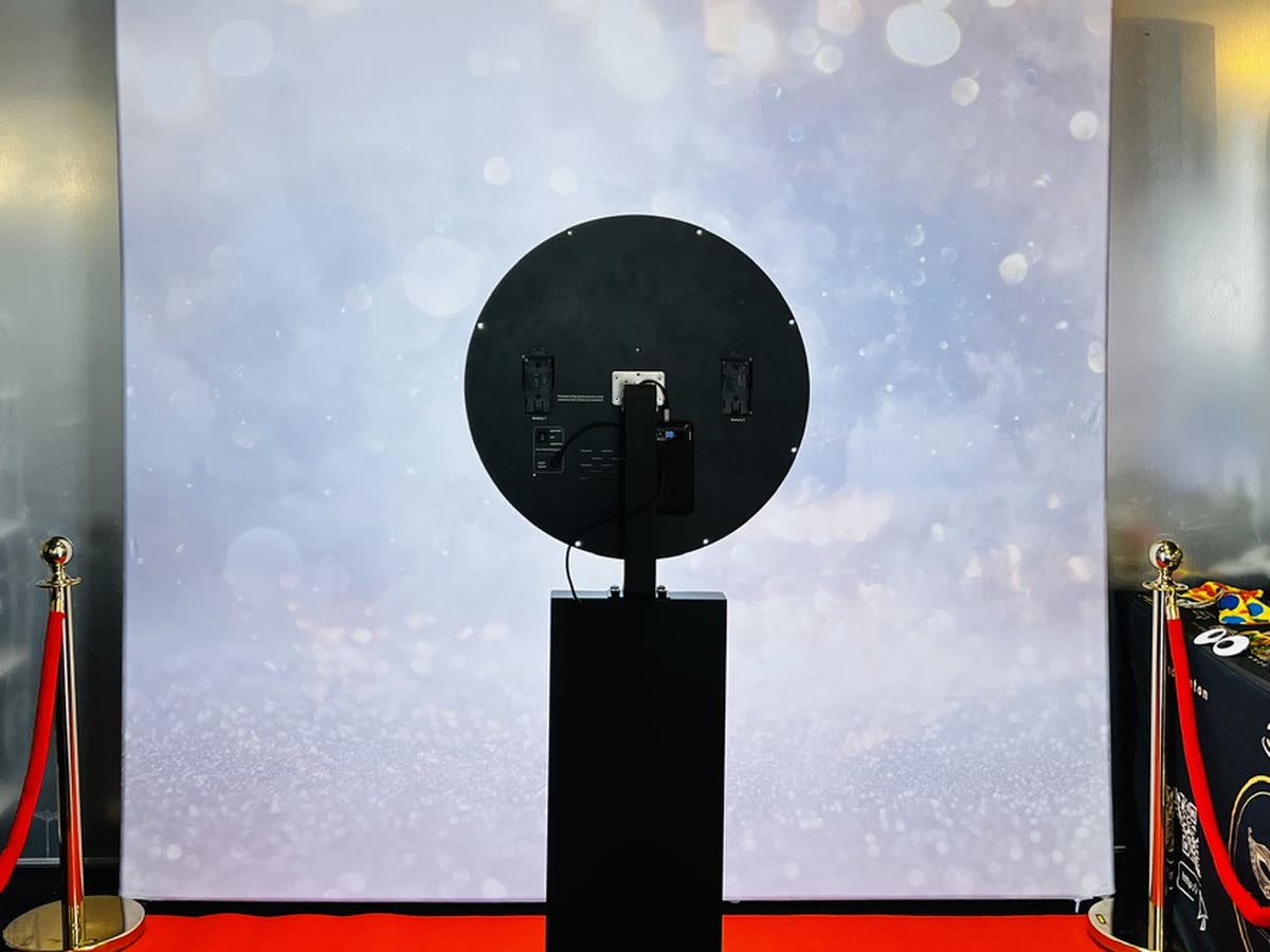 Invités utilisant le photobooth numérique Eleganza pendant une fête