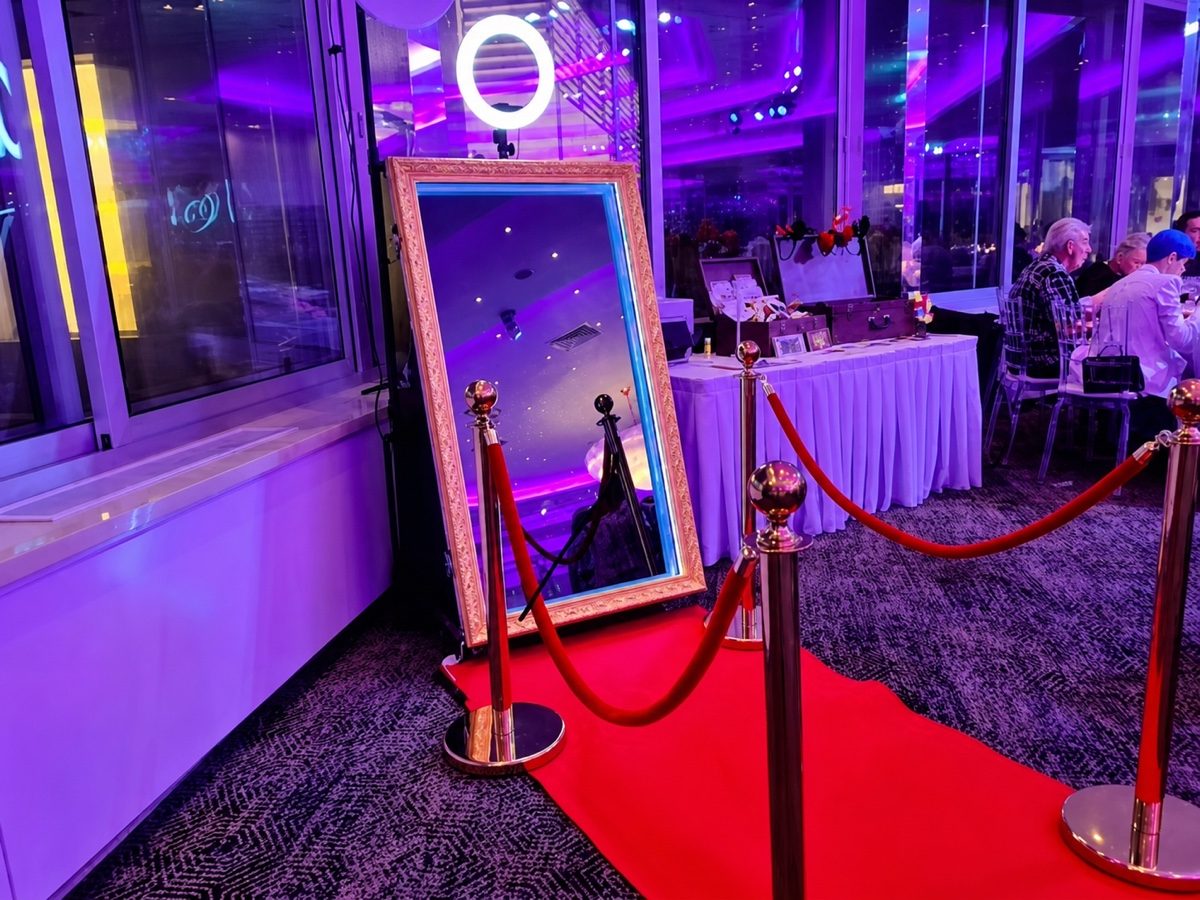 Miroir magique avec impressions — Un grand miroir interactif avec animations tactiles et impressions remises aux invités.
