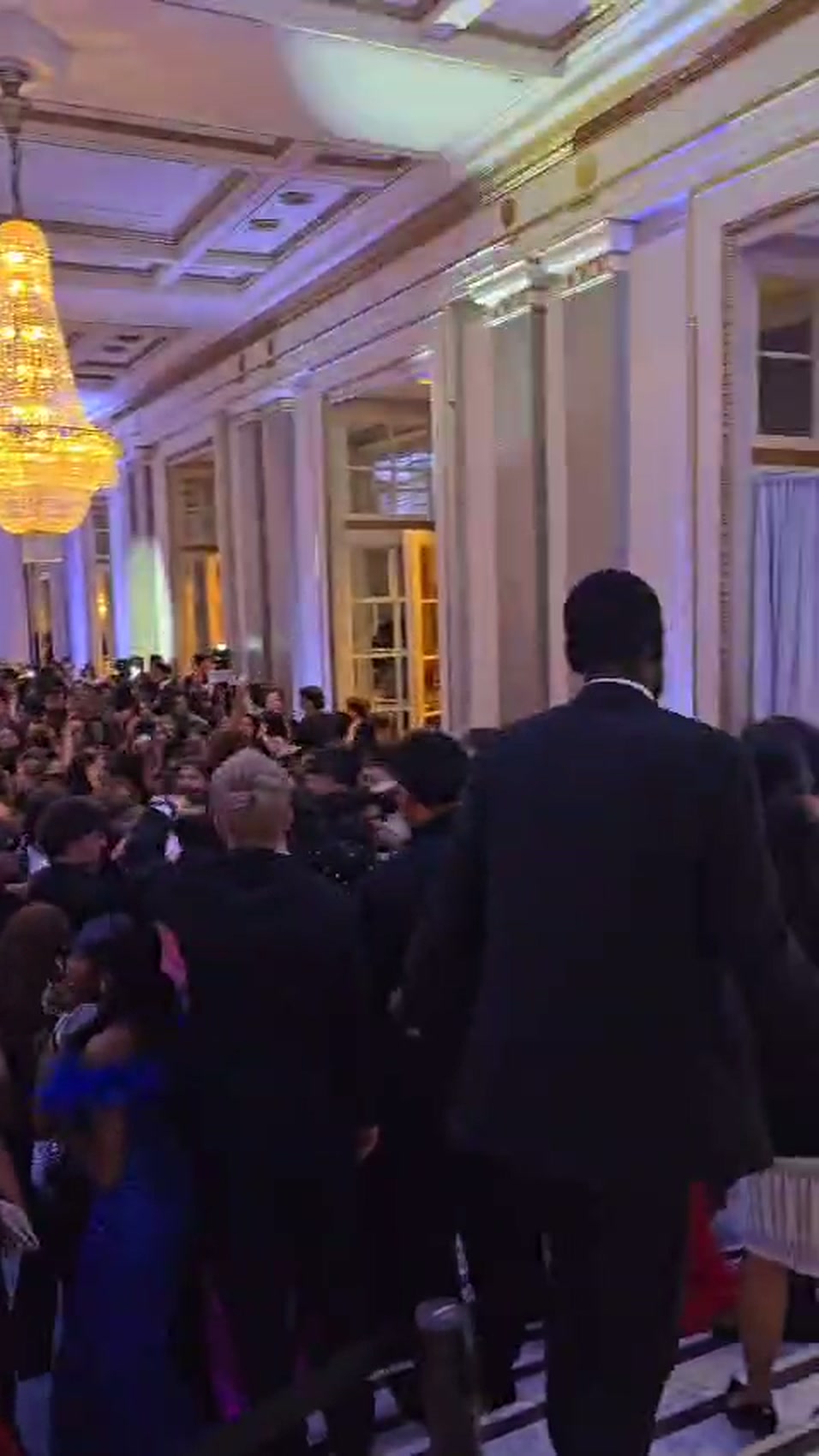 Piste de danse remplie pendant un bal de finissants à Montréal