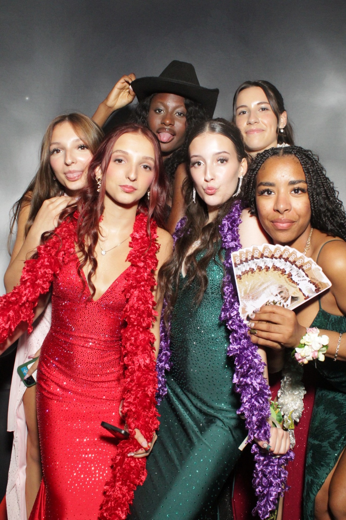 Amies au Photobooth pendant un bal de finissants à Montréal