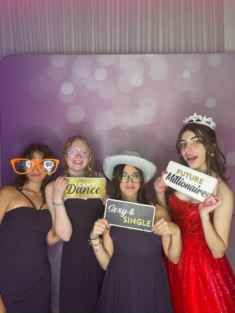 Invitées avec accessoires devant la toile de fond Quinceañera