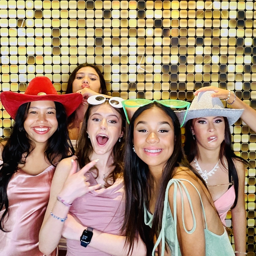 Amies avec accessoires au Photobooth d’une Quinceañera