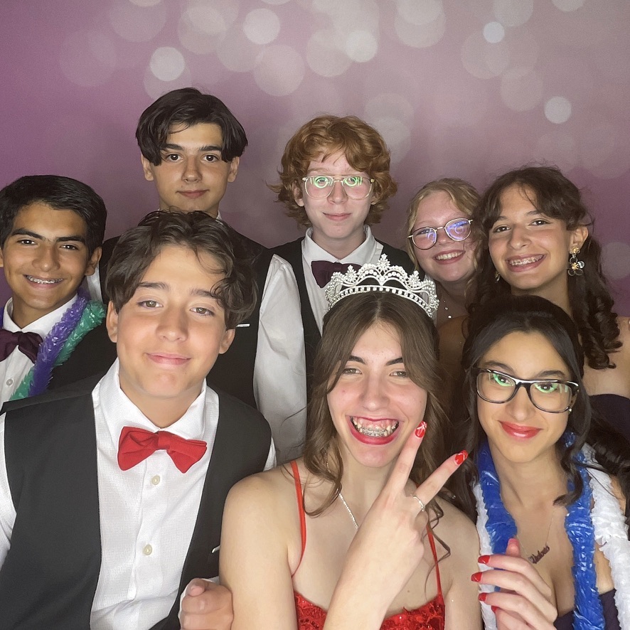 Quinceañera entourée de sa famille et de ses amis au Photobooth