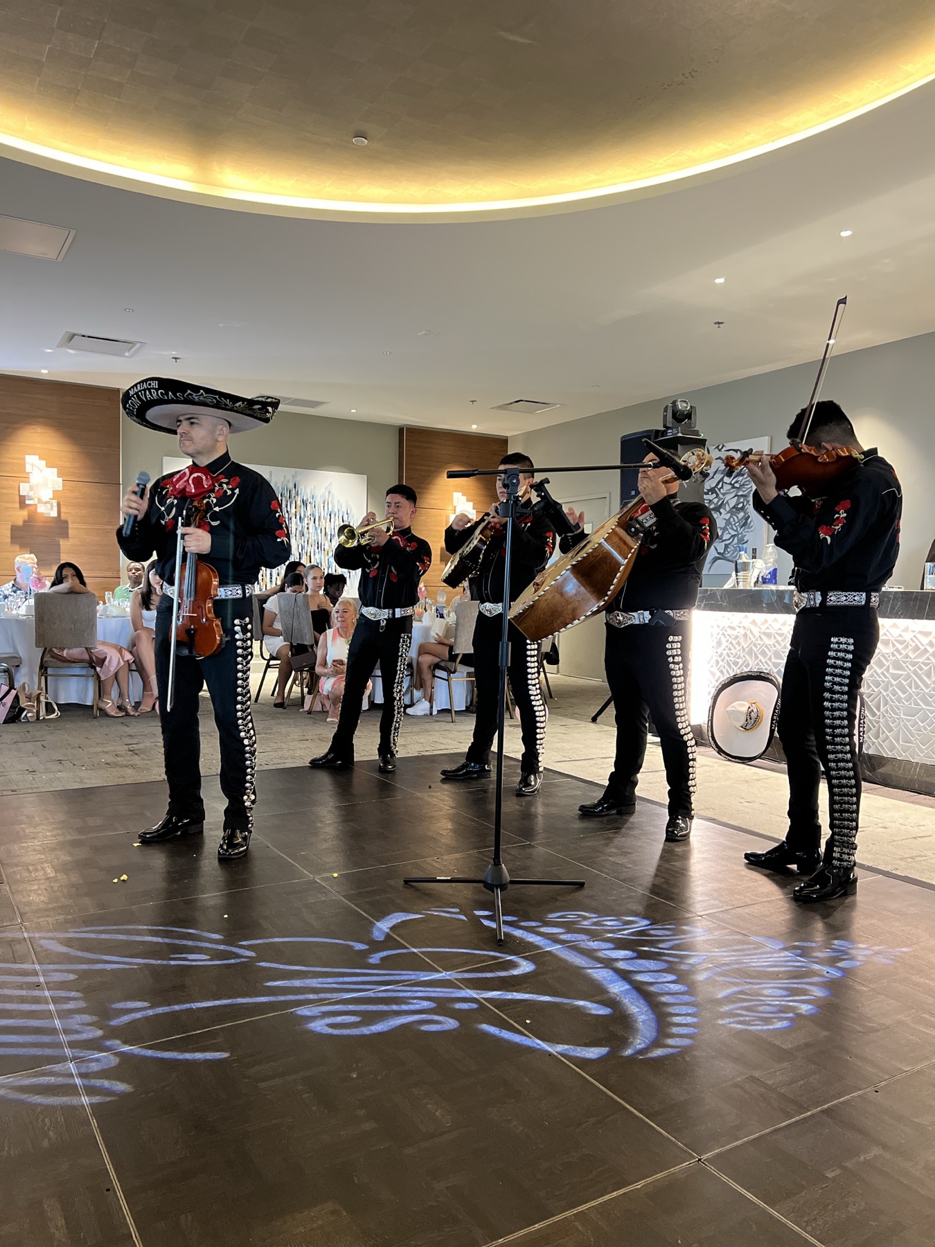 Mariachis en prestation pendant une Quinceañera à Montréal