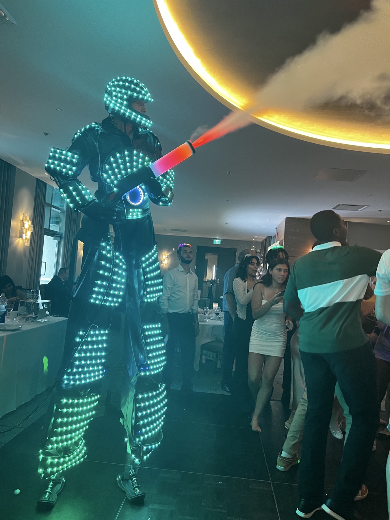 Animation robot LED pendant la Hora Loca d’une Quinceañera
