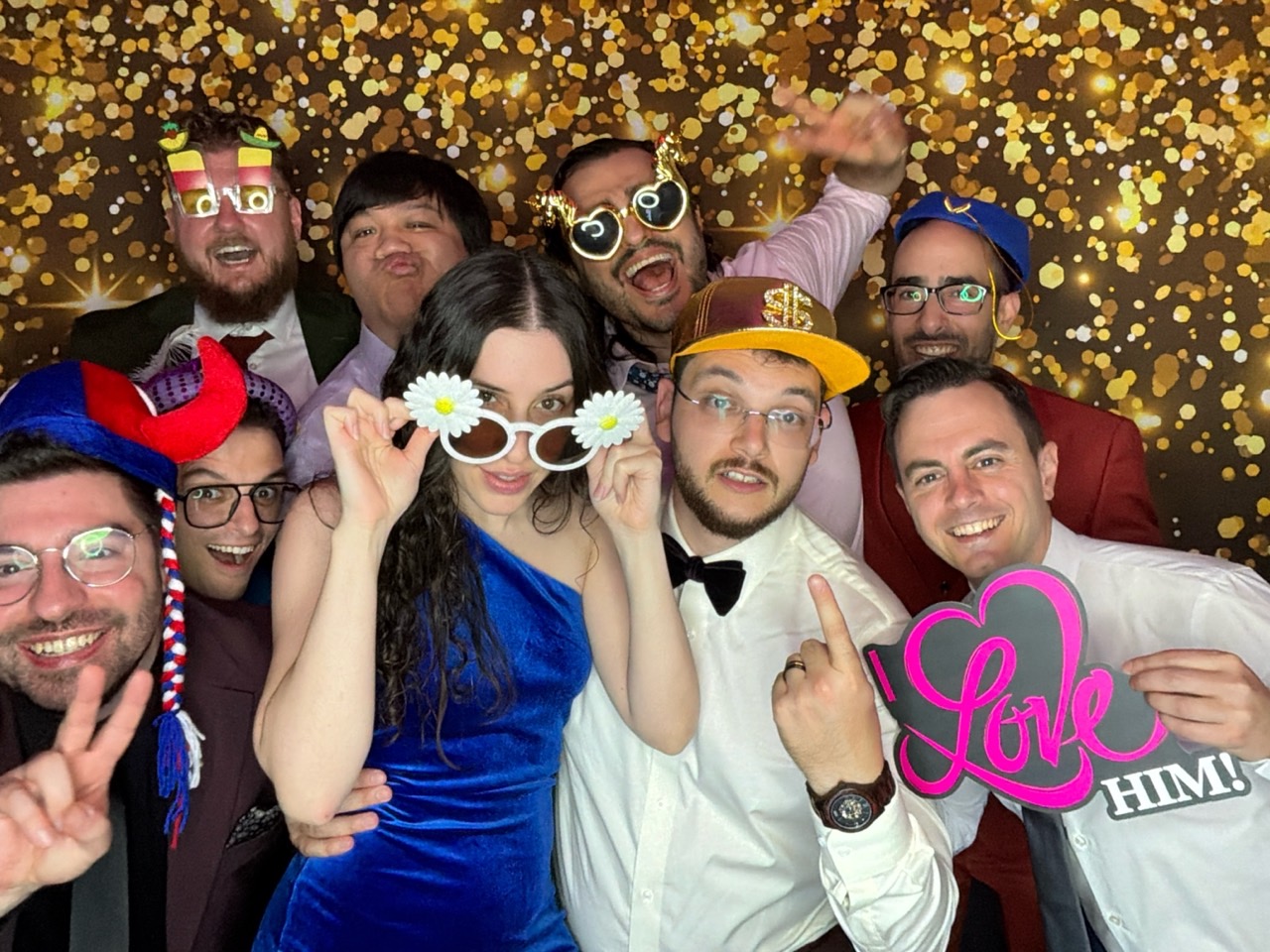 Groupe d’invités posant avec des accessoires au photobooth numérique de mariage