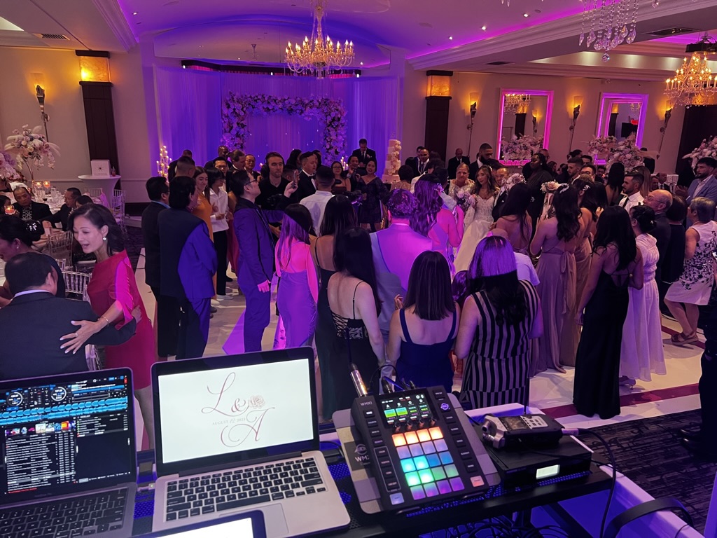 Vue du DJ sur une piste de danse remplie pendant la réception